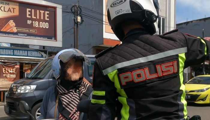 Imbauan Keselamatan Berkendara, Polantas di Karawang Tegur Humanis Pelanggar yang Tertangkap Tangan