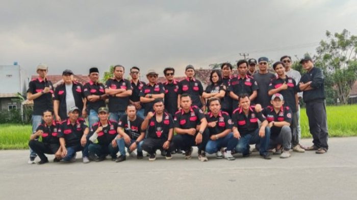 Ormas GMPI Tegalwaru Karawang Bagikan 300 Paket Takjil di Simpang Jalan Baru