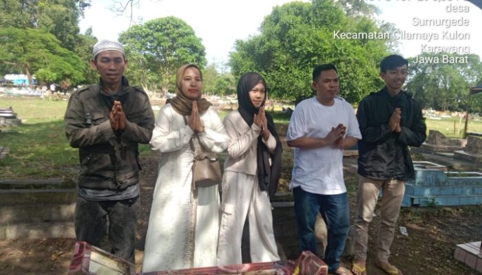 Keluarga Besar Kaja di Sumurgede Karawang Ziarah Kubur ke makam Keluarga.