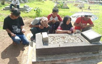 Keluarga Rastem Jabrek di Sumurgede Karawang Ziarah Kubur ke makam Keluarga.