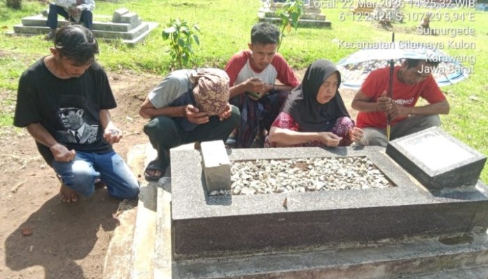 Keluarga Rastem Jabrek di Sumurgede Karawang Ziarah Kubur ke makam Keluarga.