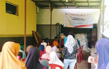 Penyaluran Bantuan Pangan di Desa Mekar Jaya Karawang,554 per KPM.