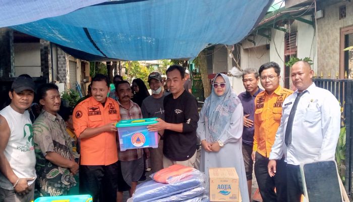 BPBD Bekasi Menyalurkan Bantuan Logistik Kepada Korban Kebakaran di desa Sindang Mulya