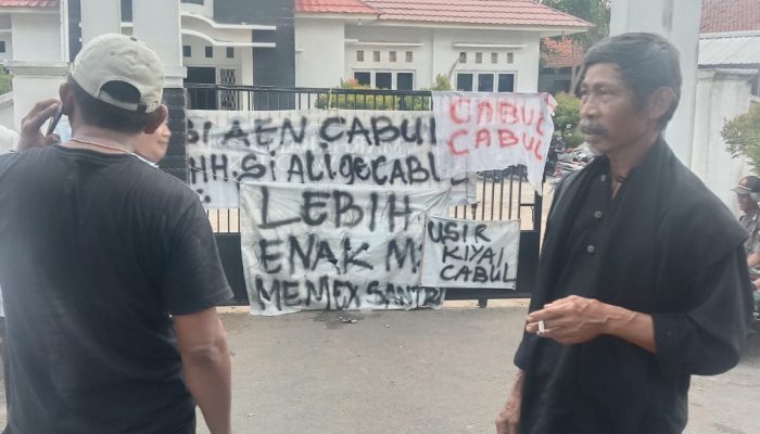 Warga Tirtasari KarawangTuntut Penutupan Pondok Pesantren At-Taubah