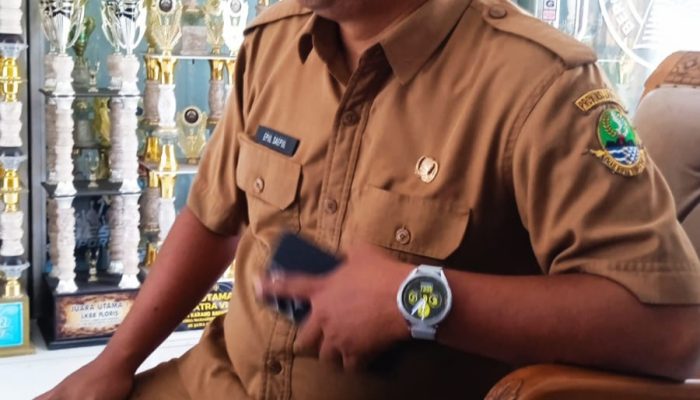 Kepsek SMAN 5 Karawang Dr. H Epul Saeful M.Pd adakan Program Senin BERSEKA di Lingkungan Sekolah .