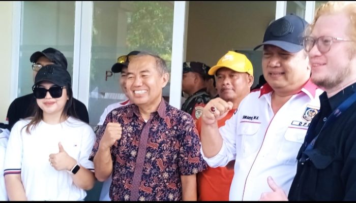 Ketua APDESI Jawa Barat H Sukarya WK SH dan dengan Pemilik Kawasan Industri Damai.