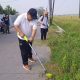Dewan Komarudin Ledeng , Sebagai Warga RW 07 , Kerja Bakti ” Bersama Masyarakat Bersihkan Rumput Sepanjang Jalan Secang — Mekarjati “