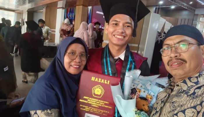 Momentum Kebahagiaan Keluarga Suradi, S.H.: Muhammad Iqbal Sholahuddin, S.Pd. Resmi Diwisuda di UNSIKA