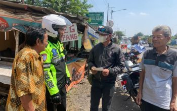 Polantas Menyapa Rider Ojol di Karawang, Serukan Disiplin Berlalu Lintas dan Kamseltibcarlantas