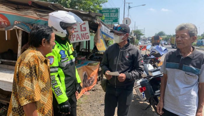 Polantas Menyapa Rider Ojol di Karawang, Serukan Disiplin Berlalu Lintas dan Kamseltibcarlantas