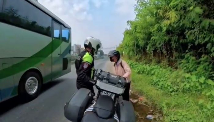 Satlantas Polres Karawang Gelar Patroli Simpatik di Jalan Raya, Gaungkan Kepatuhan Disiplin Berkendara