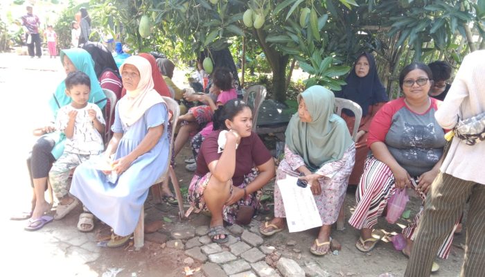 Sebanyak 781 KPM dari Desa Muktijaya Karawang Menerima Bantuan Beras 20 Kg dan Minyak Goreng 4 Liter.