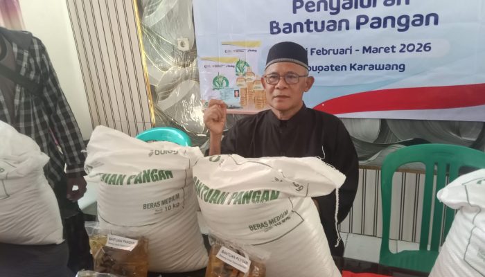 Sebanyak 878 KPM dari Desa Manggungjaya Karawang Menerima Bantuan Beras 20 Kg dan Minyak Goreng 4 Liter.