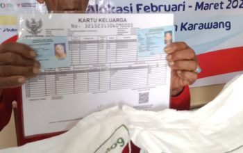 Sebanyak 752 KPM dari Desa Langensari Karawang Menerima Bantuan Beras 20 Kg dan Minyak Goreng 4 Liter.