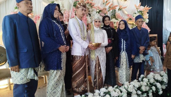 Penuh Kebahagiaan, Keluarga Bapak Slamet dan Ibu Masitoh Gelar Resepsi Pernikahan Putrinya di Pamarican