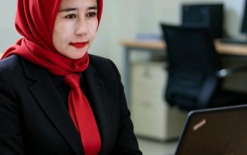 KITA ADALAH DUA CERMIN SALING MEMANTULKAN LUKA,RINDU YANG MEMBAKAR,NAMUN JUGA MENYIKSA.