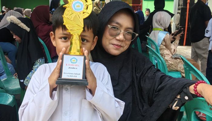Safiq Raih Prestasi Rangking 1 dikelas Dari RA, AR – Ruhani Sa’diah desa Pucung,Kotabaru Karawang