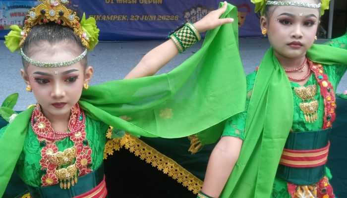 Tampil Percaya Diri di Pentas Seni Reva Zahira,Nurul Izza Aeni dan Reyna Almera Bikin Bangga Orang Tua dan Penonton.