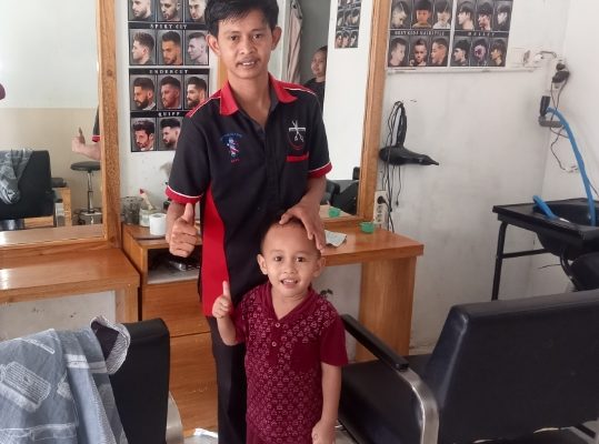 Mas Dedi Purnomo Dari Cilacap Sudah 12 Tahun Menekuni Salon Potong Rambut,Kini Buka di Perum Griya Permai Blok B
