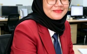 TANGAN KECIL ANAKU KINI KAU GENGGAM ERAT,MEMBAWA DAMAI YANG SELAMA INI AMAT TERSIRAT