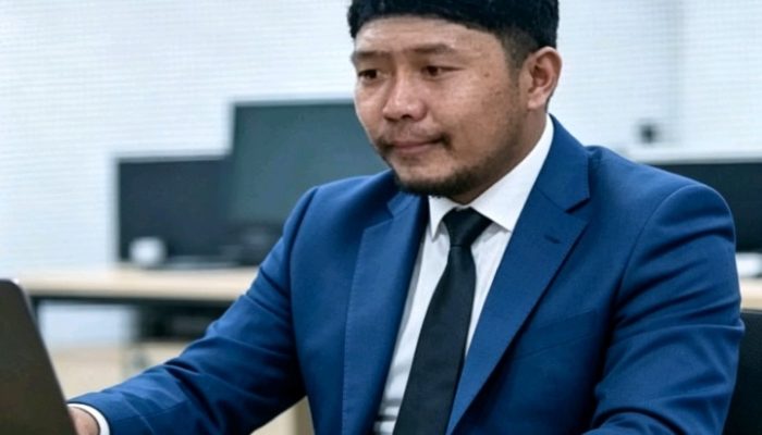 CERPEN,KETUKAN PALU ITU MENJADI AKHIR RESMI DARI KISAH MASALALUNYA YANG MATI SURI.
