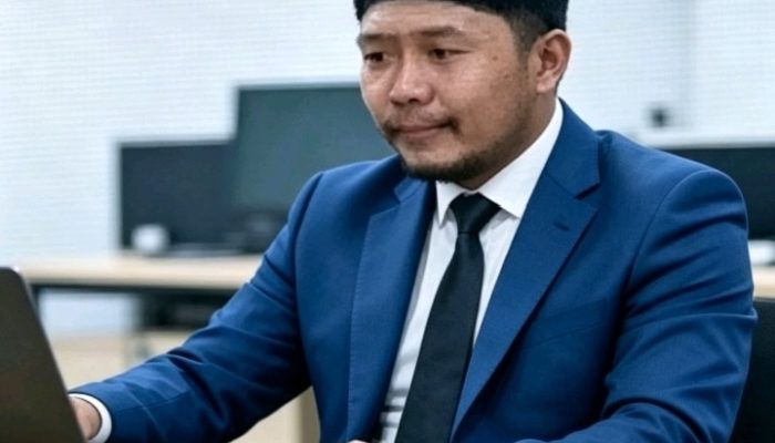 CERPEN, DIPELAMINAN,TAUFIK MENGGENGGAM ERAT TANGAN RODIAH YANG BERAROMA WANGI.