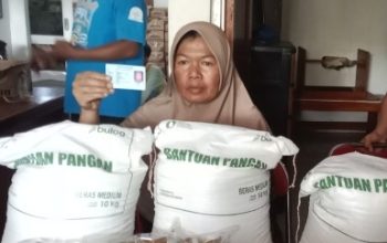 Sebanyak 1257 KPM dari Desa Sumur gede Menerima Bantuan Beras 20 Kg dan Minyak Goreng 4 Liter.