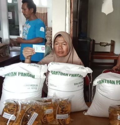 Sebanyak 1257 KPM dari Desa Sumur gede Menerima Bantuan Beras 20 Kg dan Minyak Goreng 4 Liter.