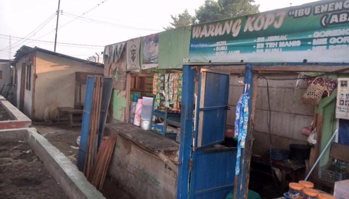 Warga pemilik kios Lahan PT. KAI Cikampek Karawang Kecewa