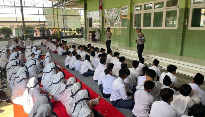 Momen Satlantas Polres Karawang Hadirkan Keseruan saat Kegiatan Police Goes to School di MTS Ar-Ruhinayah, Cikampek