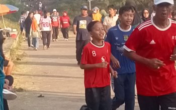 Warga Kecamatan Kotabaru Karawang Rutin Olahraga di Lapangan di Depan Kantor Kacamatan