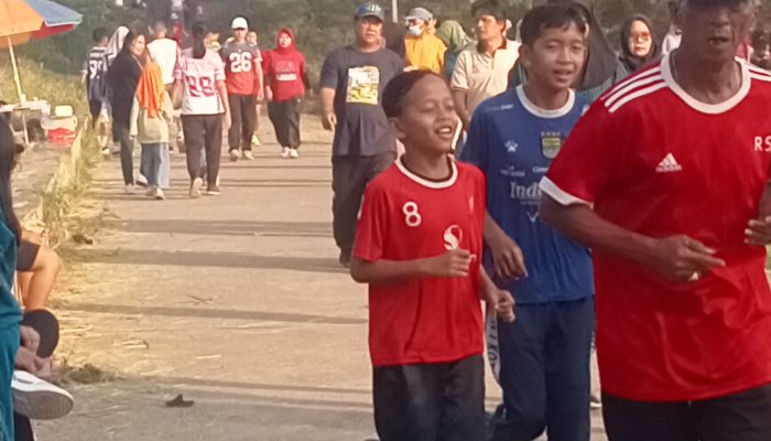 Warga Kecamatan Kotabaru Karawang Rutin Olahraga di Lapangan di Depan Kantor Kacamatan