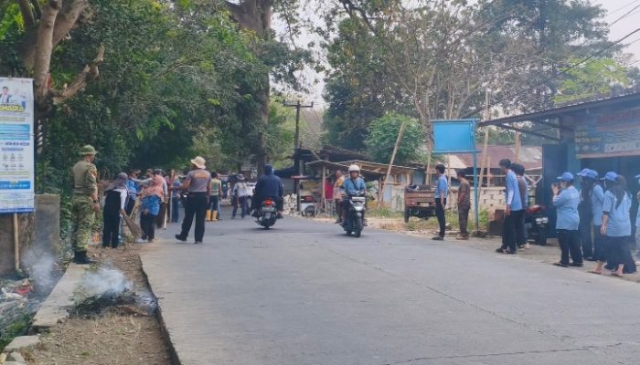 Sinergitas Muspika Ciampel dan Masyarakat Gelar Kerja Bakti di Jalur Alternatif Desa Kutapohaci